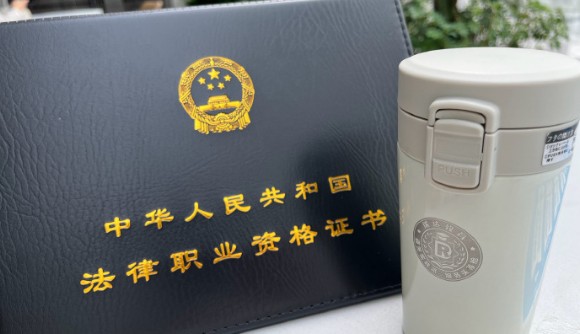 领取法考证书后，他落泪了。